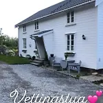 Vettingstua, Beautiful House Down By The Sea. *