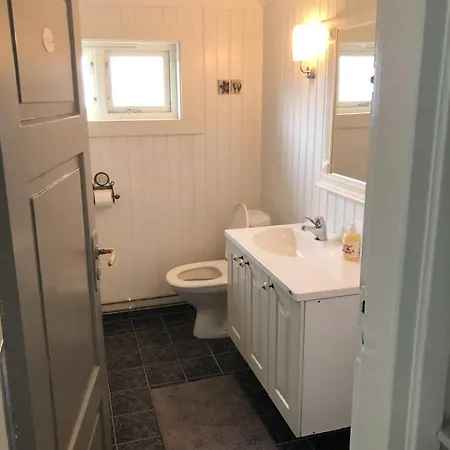 Vettingstua, Beautiful House Down By The Sea. Holiday home Gravdal (Vestvagoy)