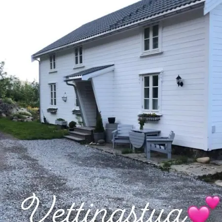 Vettingstua, Beautiful House Down By The Sea. *