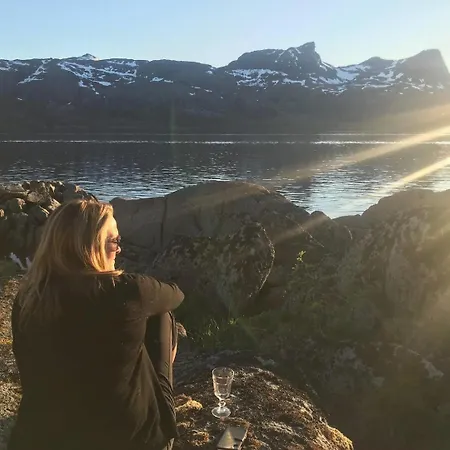 Semesterbostad Vettingstua, Beautiful House Down By The Sea.