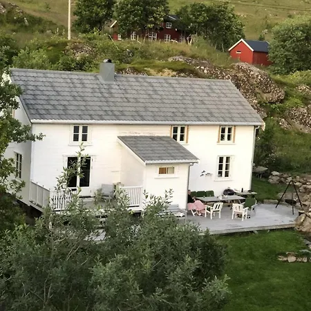 Vettingstua, Beautiful House Down By The Sea. Dom wakacyjny Gravdal (Vestvagoy)