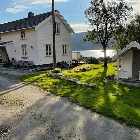 Dom wakacyjny Vettingstua, Beautiful House Down By The Sea. Gravdal (Vestvagoy)