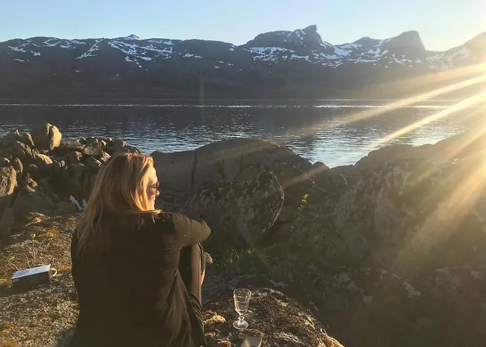 Semesterbostad Vettingstua, Beautiful House Down By The Sea.